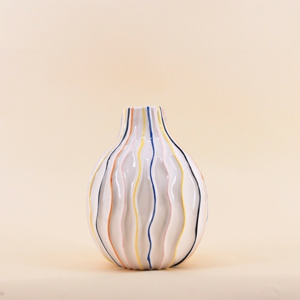 Vase blanc en céramique lignes colorées 19cm