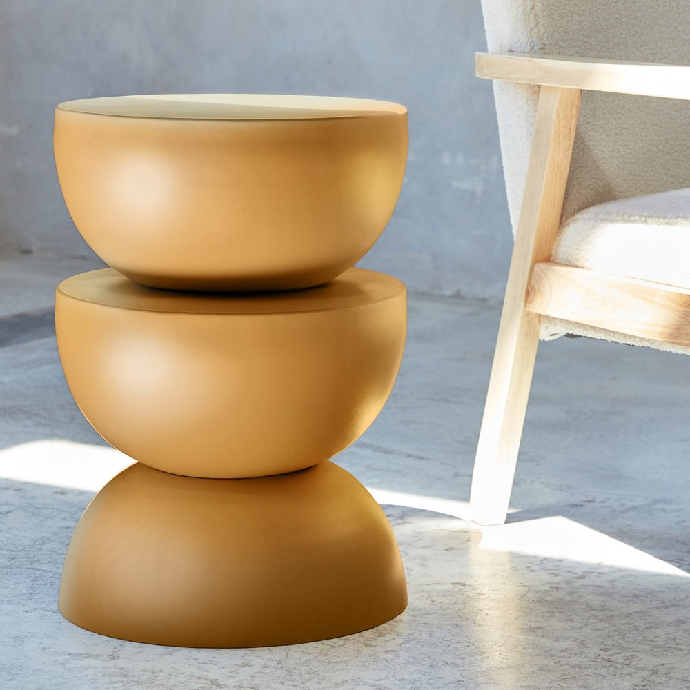 Table d'appoint. Bout de canapé. Table de chevet en métal. Moutarde. Coumba. Ø32 x h 46.5cm