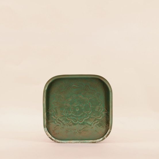Plateau en métal avec motifs en relief 26cm