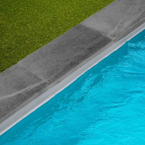 Margelle de piscine ardoise noire vieillie 60x30x6 cm bord droit (à l'unité) - ro'ma nature