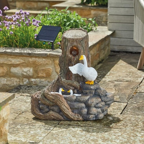 Fontaine solaire autonome avec batterie cascade et oies