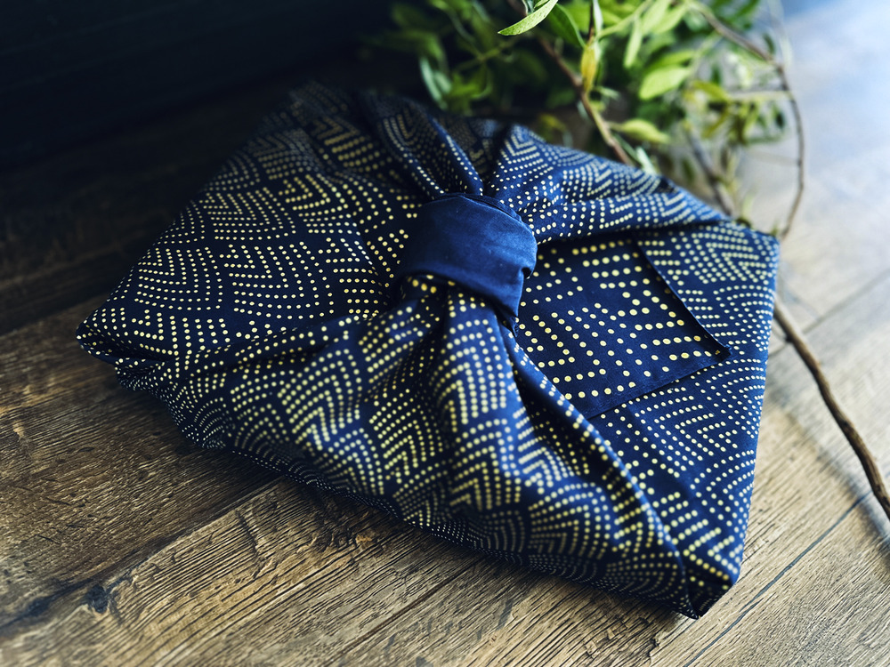 Emballage furoshiki coton recyclé : plume dorée en bleu minuit (taille m) 55x55 cm collection monochrome