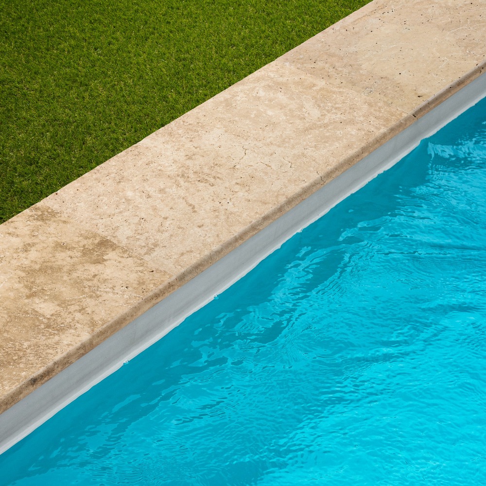 Margelle de piscine travertin beige nuancé 61x33x3 cm bord 1/2 rond (à l'unité) - ro'ma nature