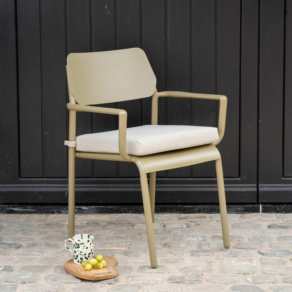 Fauteuil de jardin en aluminium kaki clair avec coussin beige chiné havana