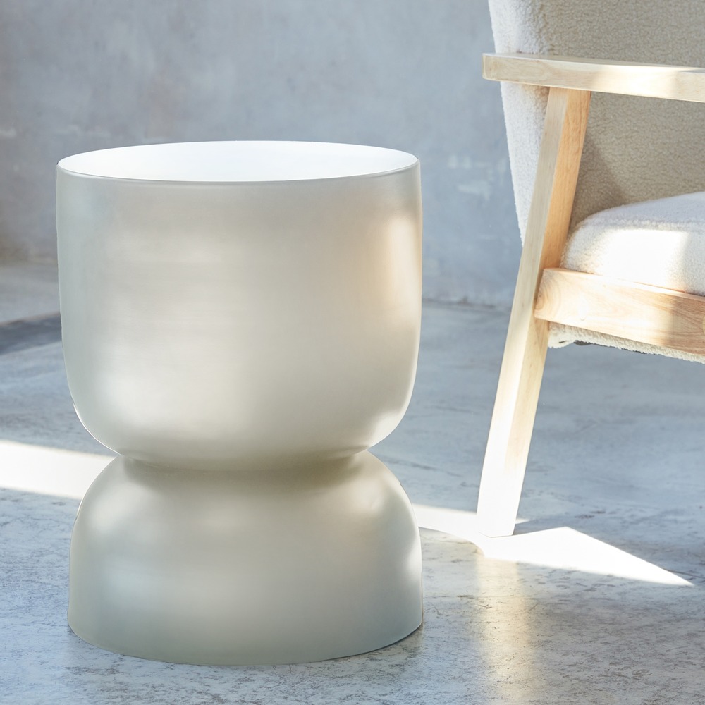 Table d'appoint. Bout de canapé. Table de chevet en métal. Crème. Madi. Ø32 x h 42cm