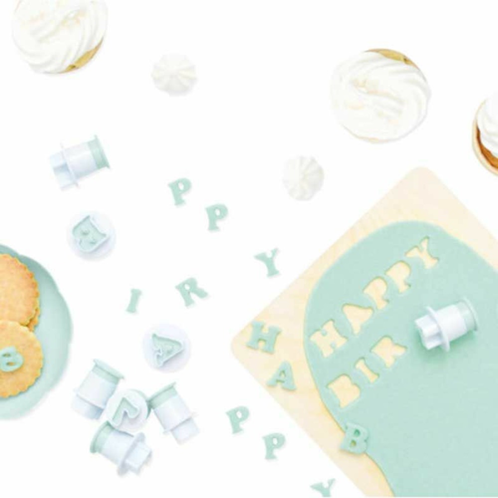 Seau de 36 découpoirs-éjecteurs - lettres & chiffres