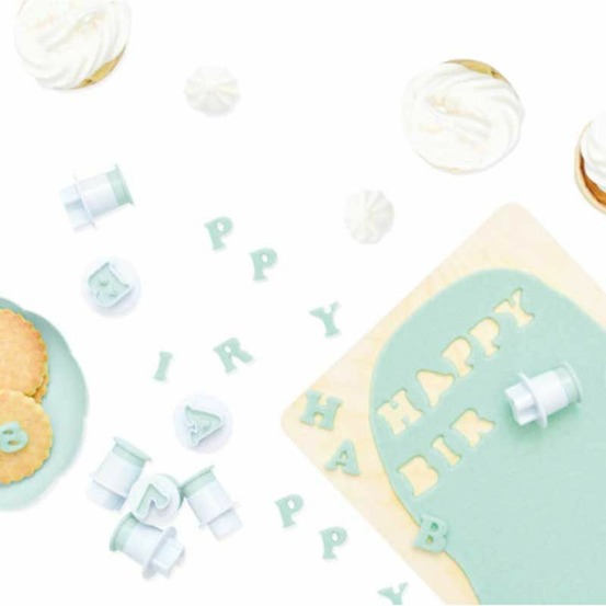 Seau de 36 découpoirs-éjecteurs - lettres & chiffres