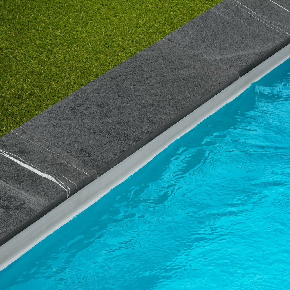 Margelle de piscine ardoise noire grenaillée 60x30x3 cm bord droit (à l'unité) - ro'ma nature