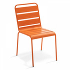 Chaise en métal orange