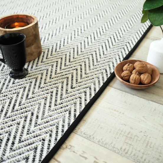 Tapis intérieur / extérieur en tissé plat - java chevron blanc - galon noir - 140 x 200 cm