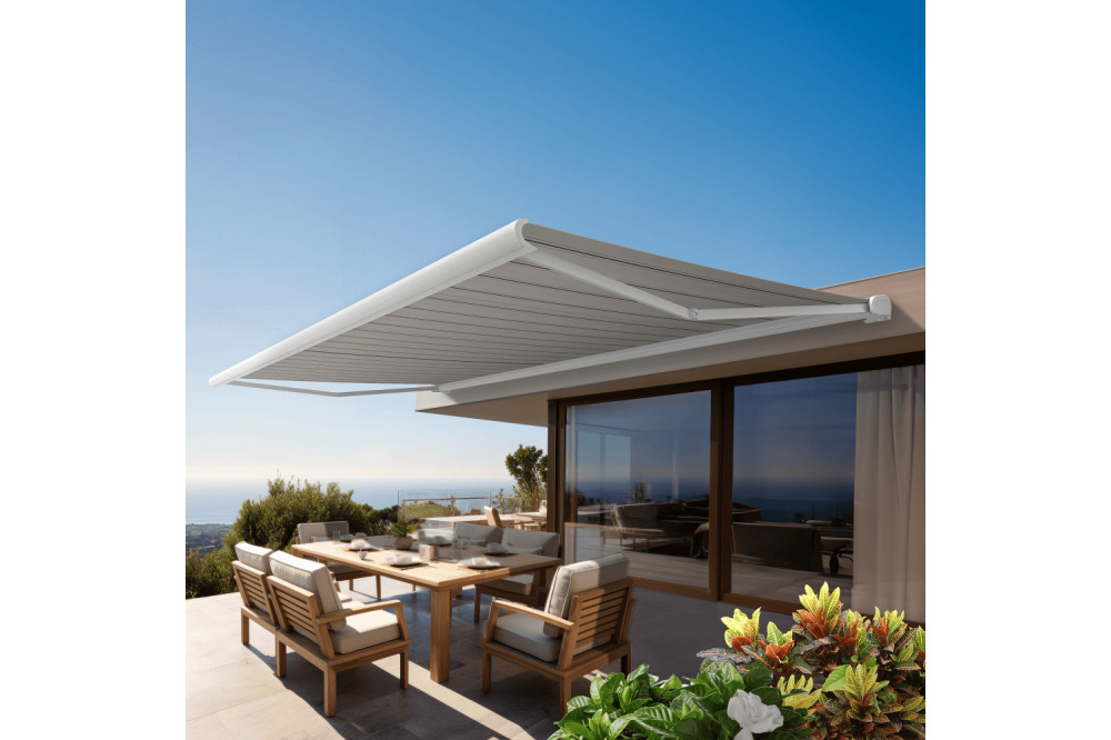 Store banne coffre intégral protect2 led smart blanc 4,05x3,5m motorisé à télécommande+capteur vent+eclairage led -toile grise rayée