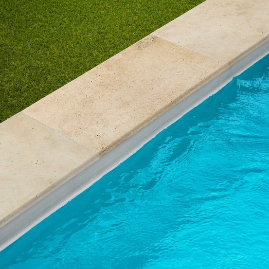 Margelle de piscine travertin beige clair 61x33x3 cm bord 1/2 rond (à l'unité) - ro'ma nature