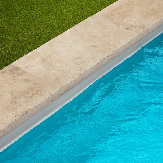 Margelle de piscine travertin beige nuancé 61x33x5 cm bord droit (à l'unité) - ro'ma nature