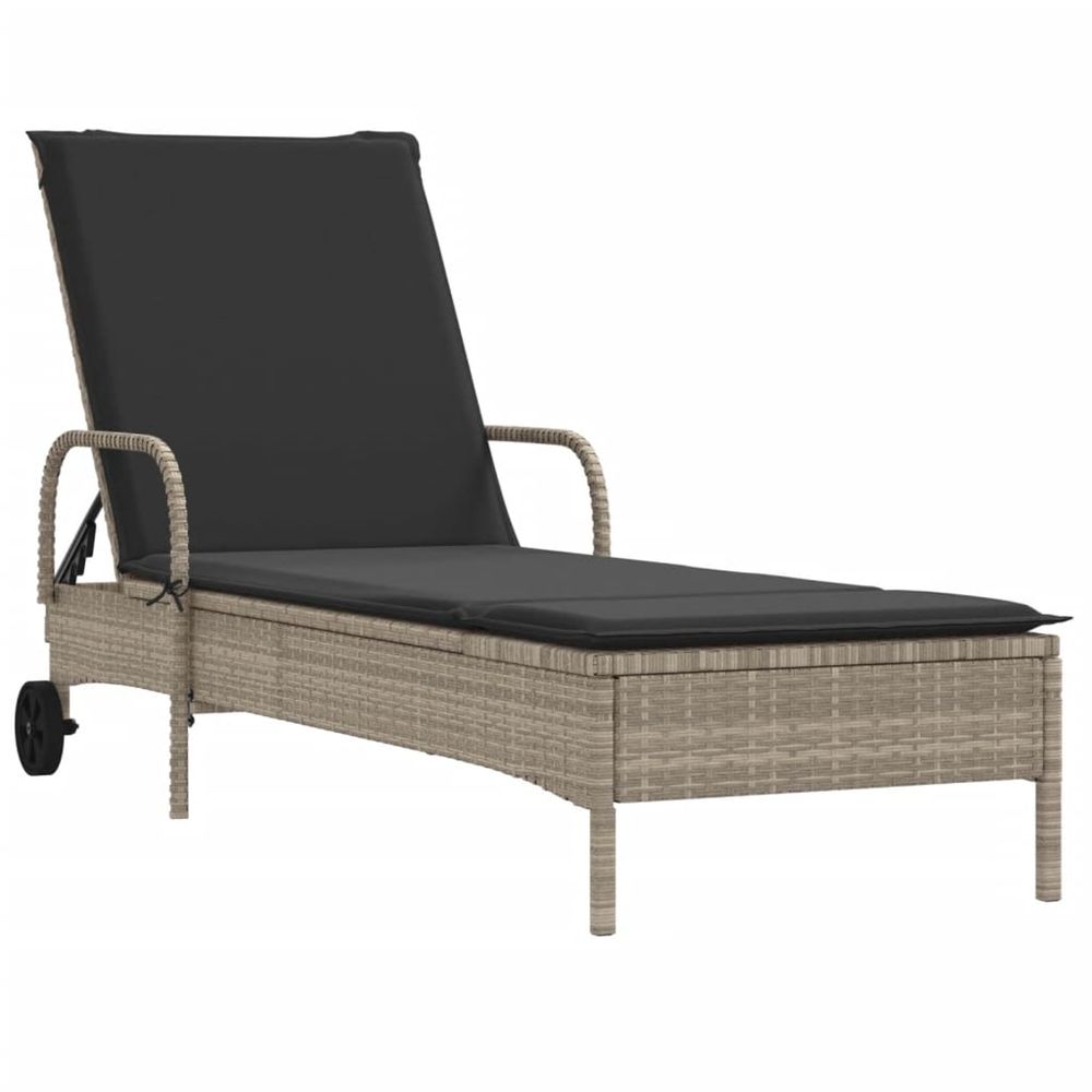 Chaise longue avec roues et coussins gris clair résine tressée bain de soleil