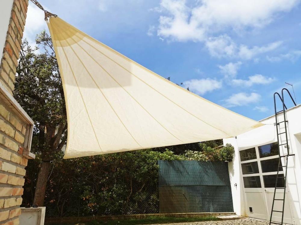 Toile d'ombrage radiale ajourée premium triangulaire 7x7x7m - hdpe 320g - couleur ivoire