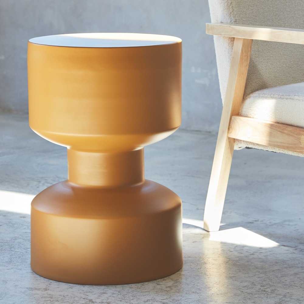 Table d'appoint. Bout de canapé. Table de chevet en métal. Moutarde. Aya. Ø30 x h 47cm