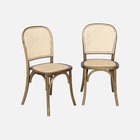 Lot de deux chaises vintage en bois marron vieilli avec assise et dossier en rotin