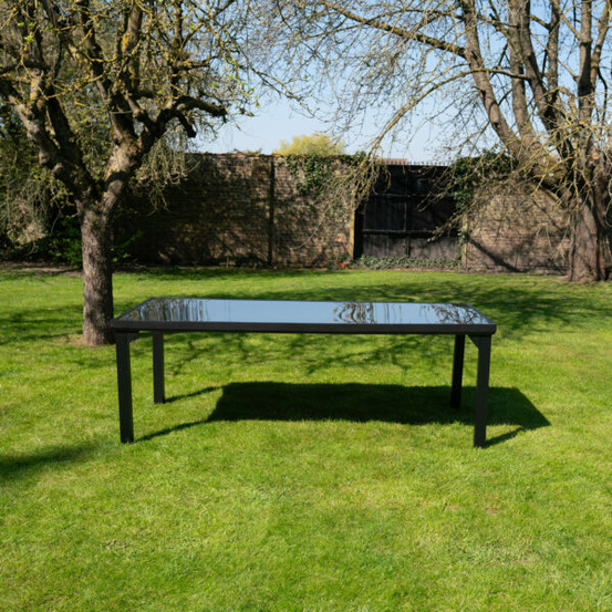 Table blackedition 8 places structure en aluminium noire et verre trempé opaque