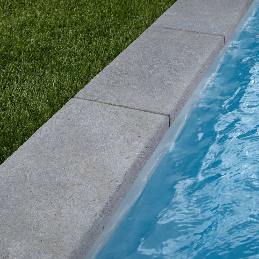 Margelle de piscine pierre zola gris 60x30 cm bord droit avec retombée (à l'unité) - ro'ma nature