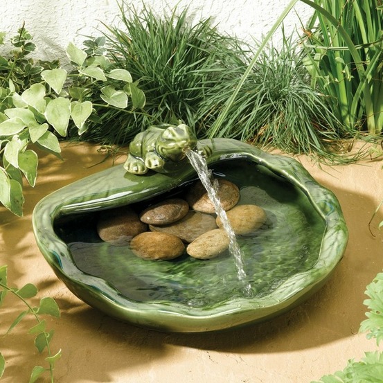 Fontaine solaire grenouille émaillé verte hauteur 36cm