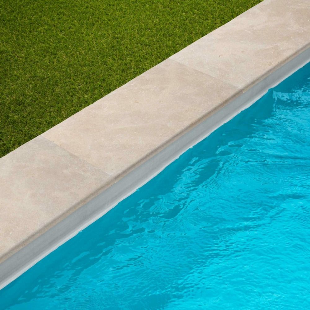 Margelle de piscine pierre de l'atlas beige 61x33x3 cm bord 1/2 rond (à l'unité) - ro'ma nature
