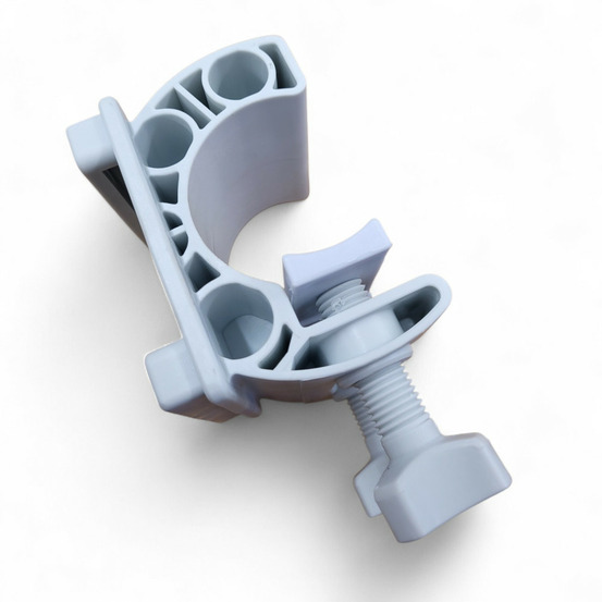 Une fixation cadre enrouleur solaris, piscine hors sol.