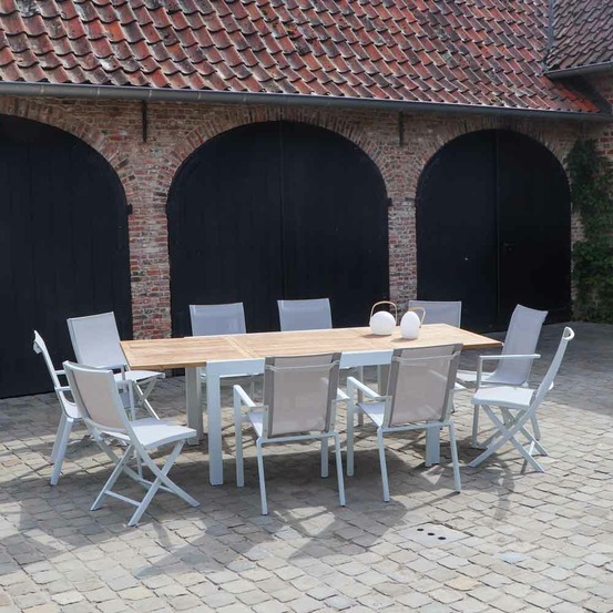 Ensemble baliteck 6/10p en aluminium blanc, plateau en teck avec 6 fauteuils et 4 chaises pliantes en aluminium et textilène