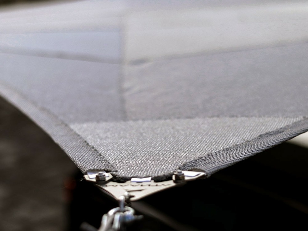 Toile d'ombrage radiale ajourée premium triangulaire 5x5x5m - hdpe 320g - couleur gris / cloud