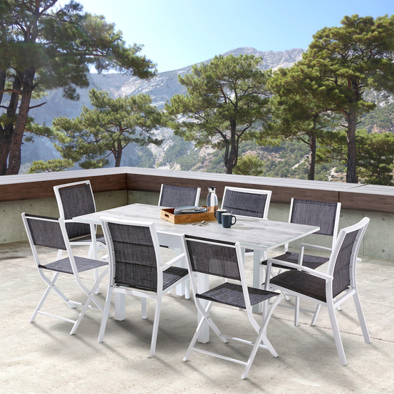 Ensemble modulo 4/8p en aluminium blanc et verre décors bois avec 4 fauteuils en textilène et 4 chaises pliantes