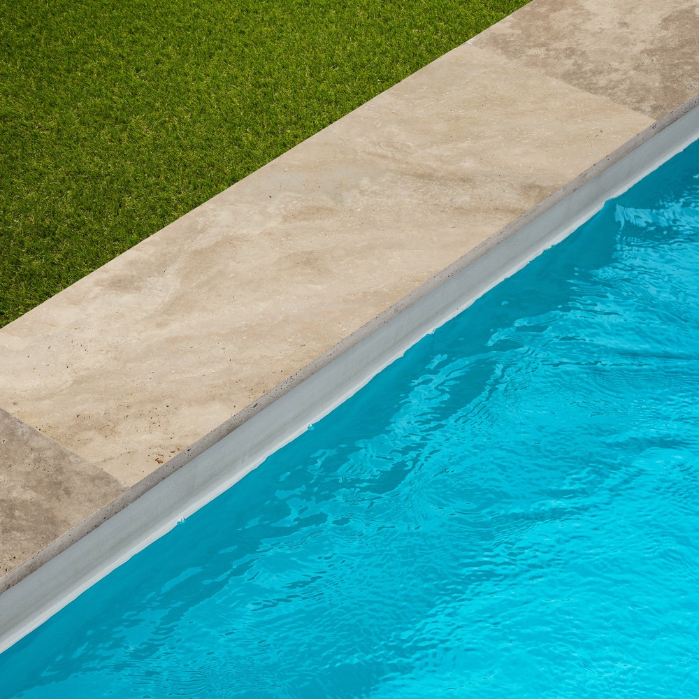 Margelle de piscine travertin beige nuancé 100x33x3 cm bord droit (à l'unité) - ro'ma nature