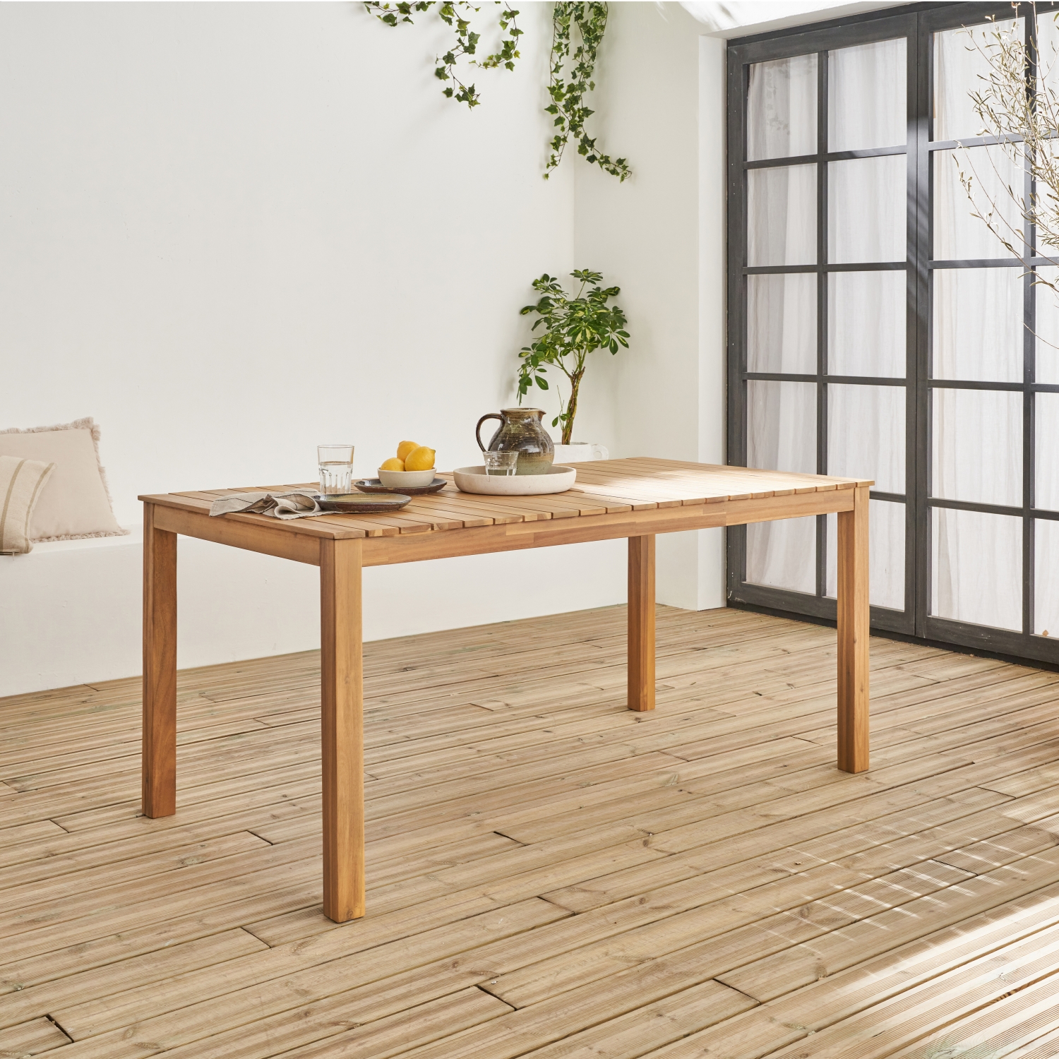 Table intérieur/extérieur en bois d'acacia clair. 4 à 6 places