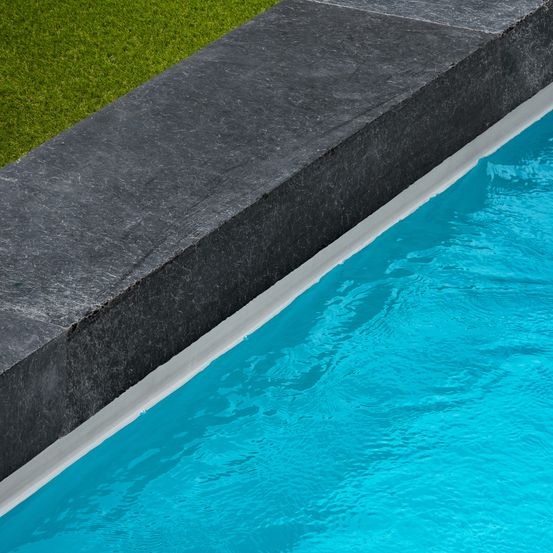 Margelle de piscine pierre bleue du vietnam 100x35x15 cm bord droit (à l'unité) - ro'ma nature
