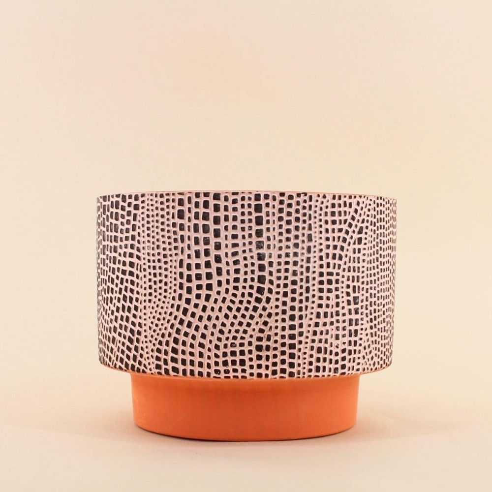 Cache-pot en terre cuite décor relief 25cm