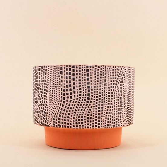 Cache-pot en terre cuite décor relief 25cm