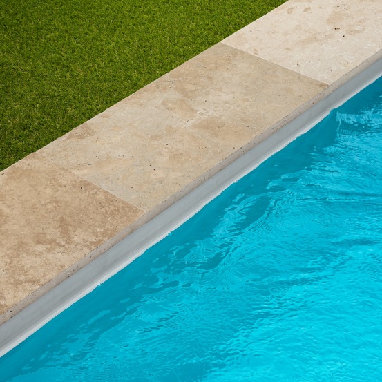 Margelle de piscine travertin beige nuancé 61x33x3 cm bord droit (à l'unité) - ro'ma nature