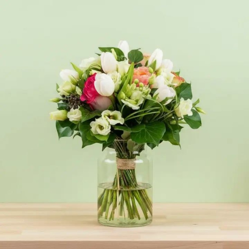 Bouquet de fleurs fraîches avec des tulipes blanches, des roses rouges et du feuillage