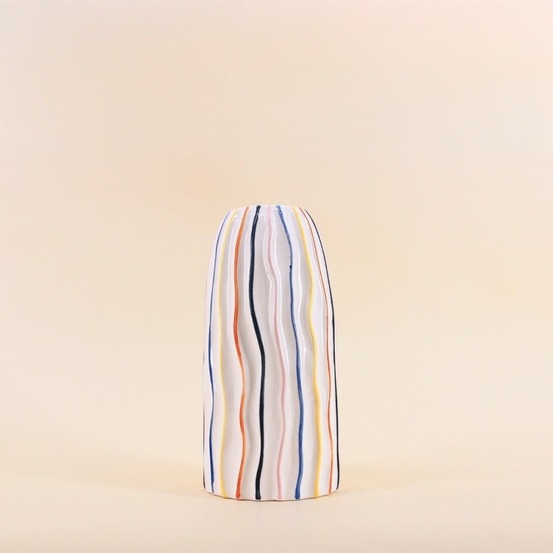 Vase blanc en céramique lignes colorées 21cm
