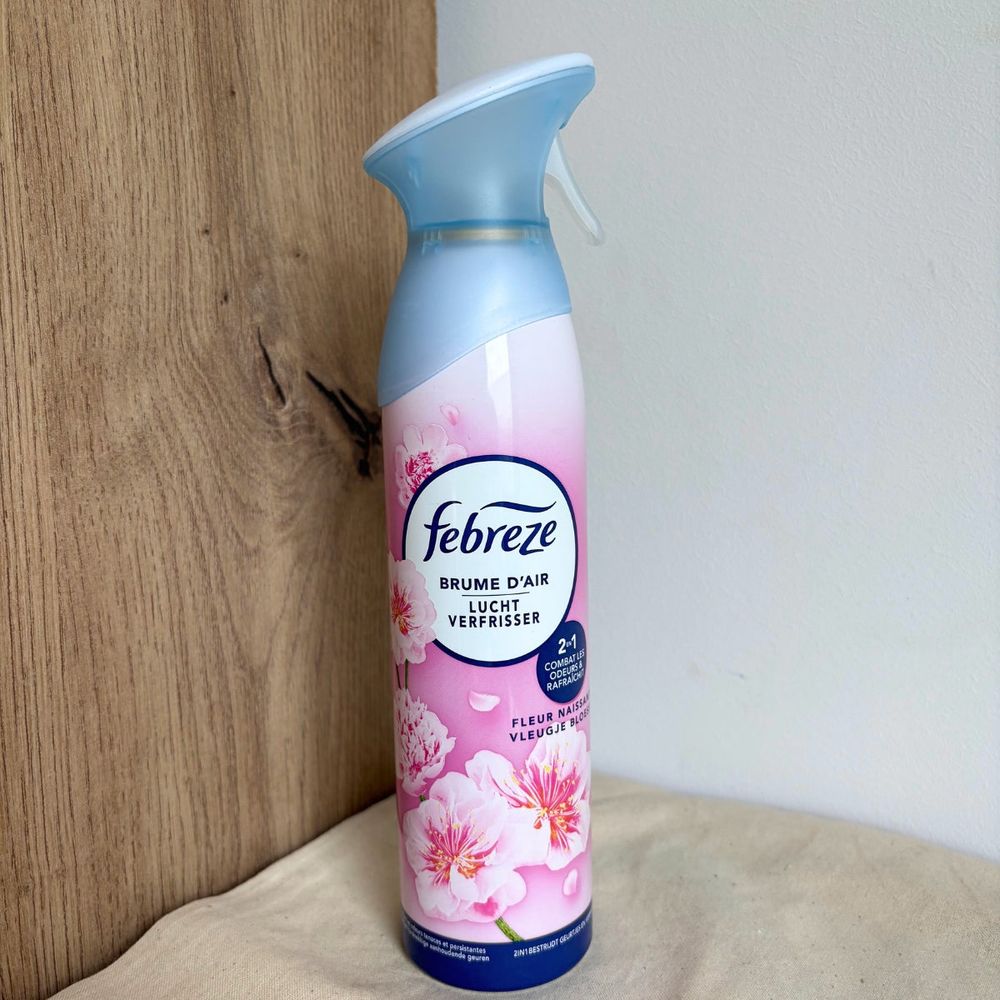 Désodorisant spray febreze brume d'air << fleur naissante >>