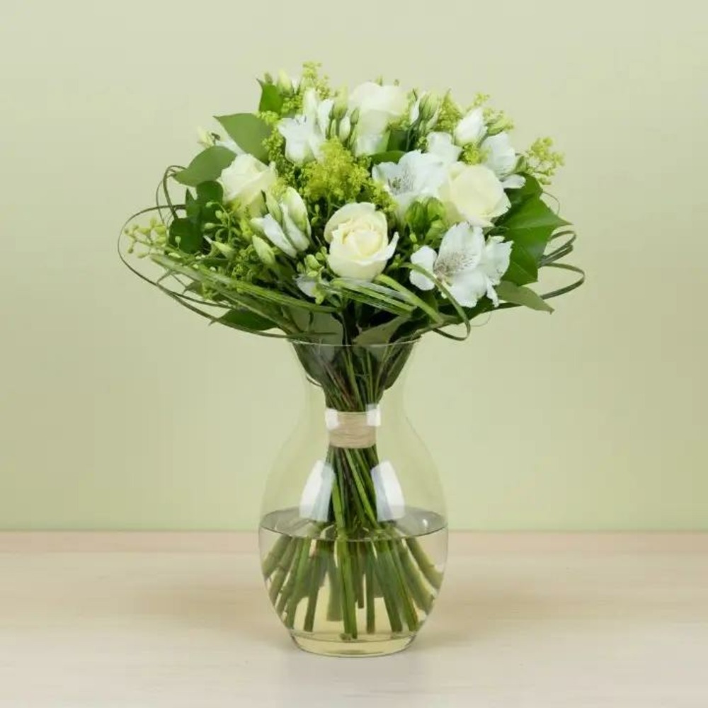 Bouquet de fleurs fraîches avec des roses blanches, des alstroemères et du feuillage vert
