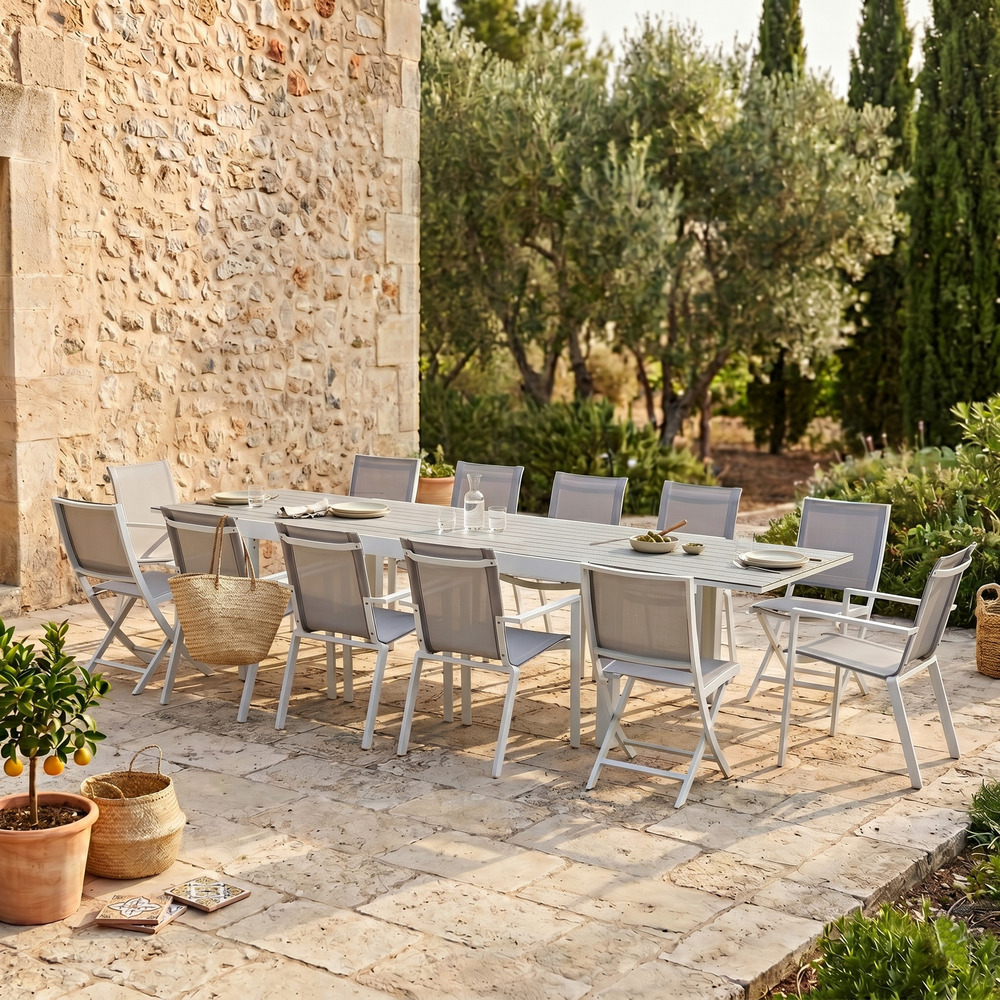 Ensemble tulum 8/12p en aluminium blanc et plateau en alu décors bois avec 6 fauteuils et 4 chaises pliantes