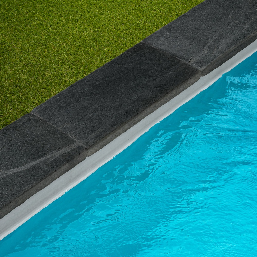 Margelle de piscine ardoise noire vieillie 100x30x3 cm bord droit (à l'unité) - ro'ma nature