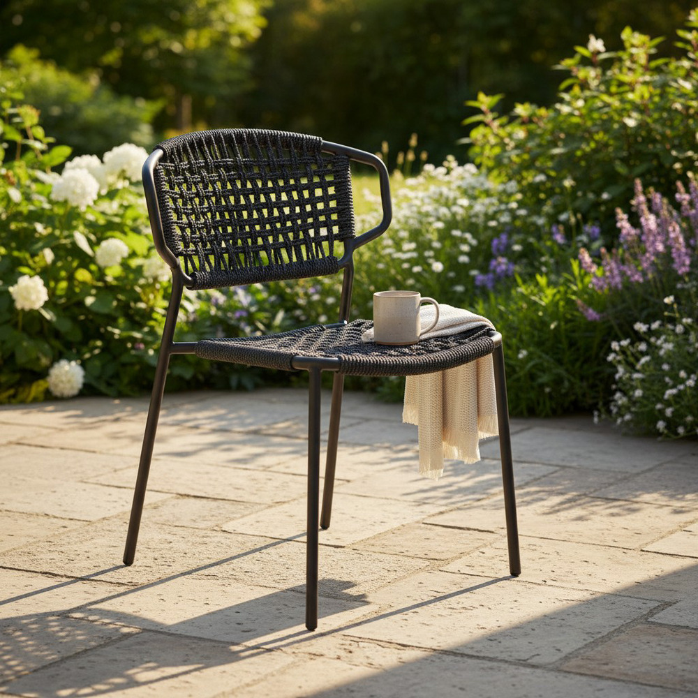 Chaise en métal et corde noir, flores
