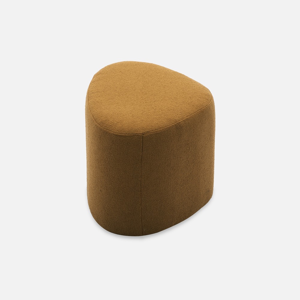 Tabouret. Pouf en forme de galet en tissu moutarde. Tao l 60 x p 44 x h 40cm