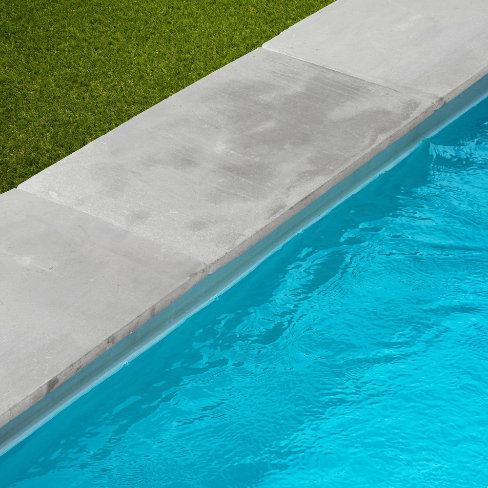 Margelle de piscine pierre de l'atlas gris 75x50x3 cm bord droit (à l'unité) - ro'ma nature