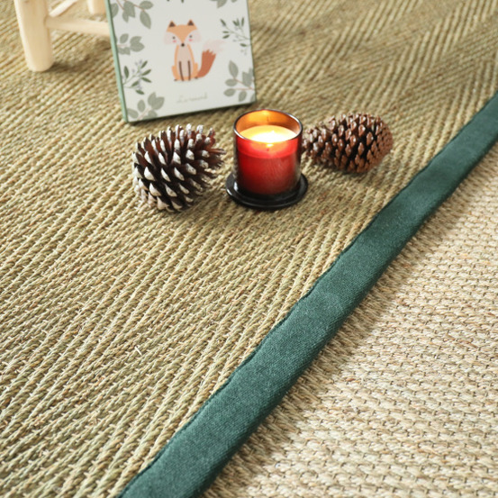 Tapis jonc de mer - assam chevron - ganse lin vert sapin - 80 x 150 cm