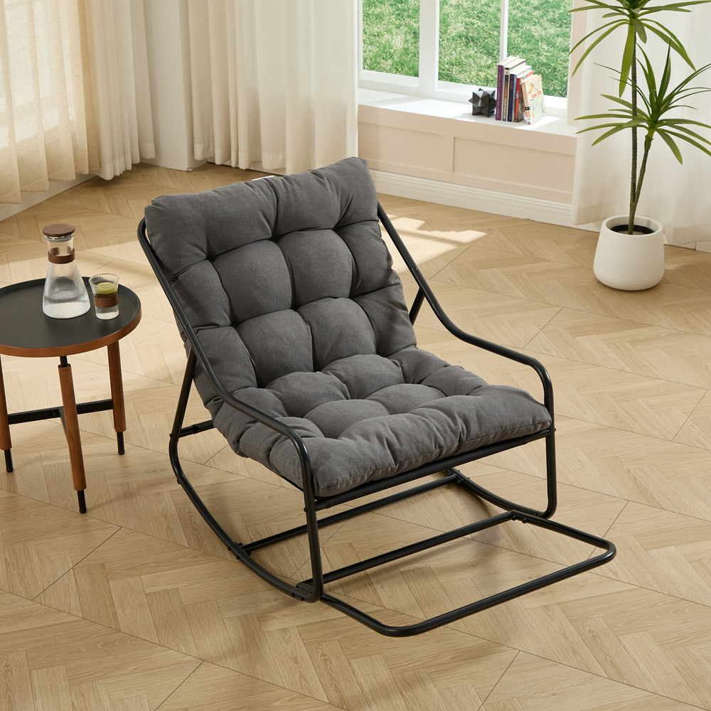 Fauteuil à bascule confortable avec rembourrage épais, pour salon, chambre, jardin et terrasse. Structure et coussin beiges.