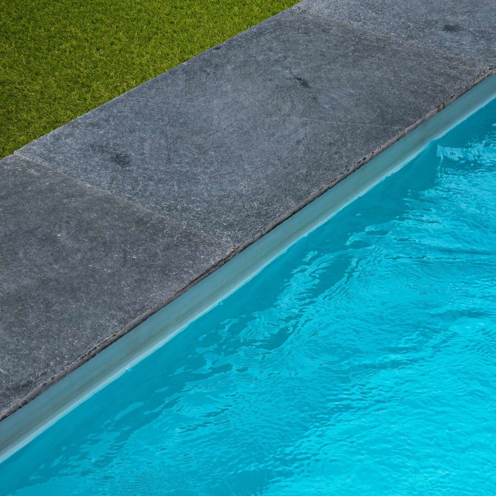 Margelle de piscine pierre bleue du vietnam 90x60x2 cm bord droit (à l'unité) - ro'ma nature