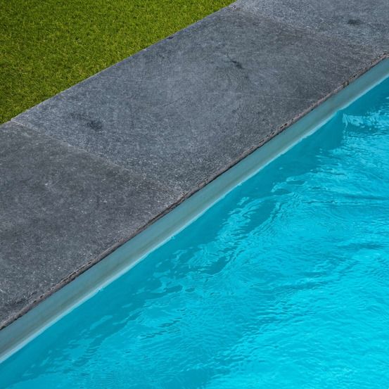 Margelle de piscine pierre bleue du vietnam 90x60x2 cm bord droit (à l'unité) - ro'ma nature