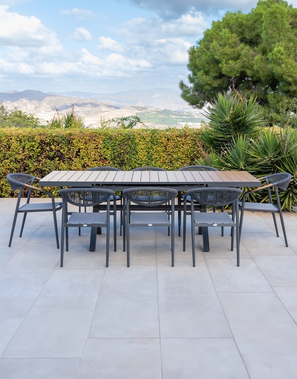 Table à manger extensible en aluminium - mali - finition anthracite - plateau imitation bois - 180 par 240 cm - 6 à 10 places