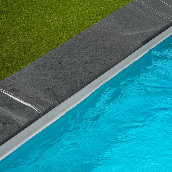 Margelle de piscine ardoise noire grenaillée 60x30x3 cm bord droit (à l'unité) - ro'ma nature